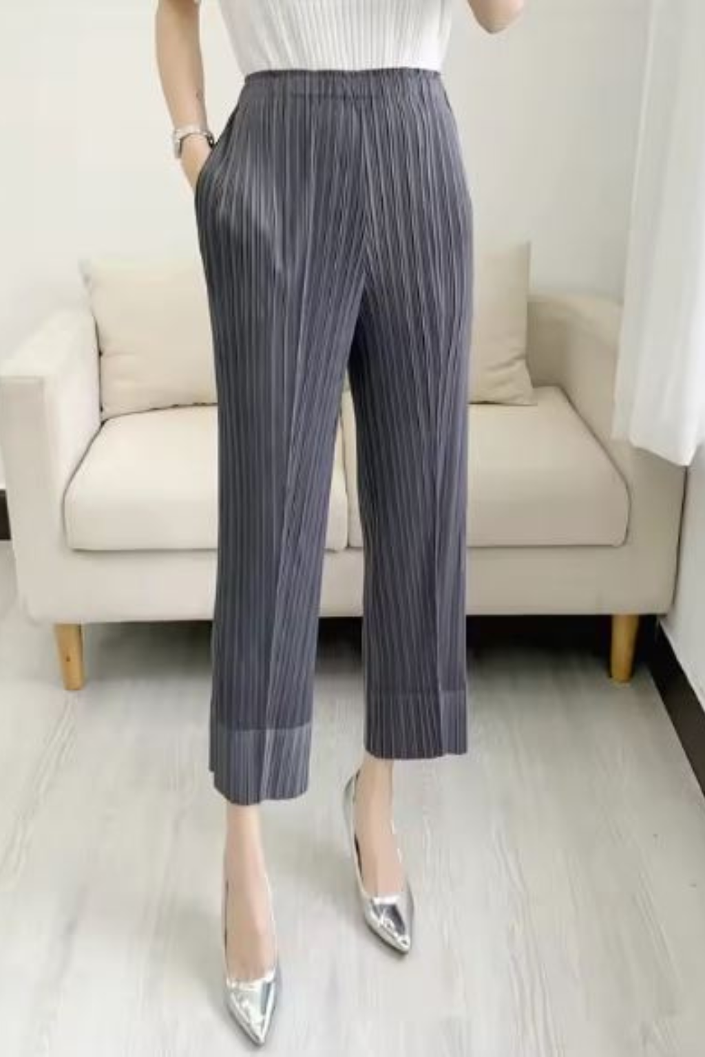 Saar - Women Pleated Cropped Wide Leg Trousers with Elasticated Waist